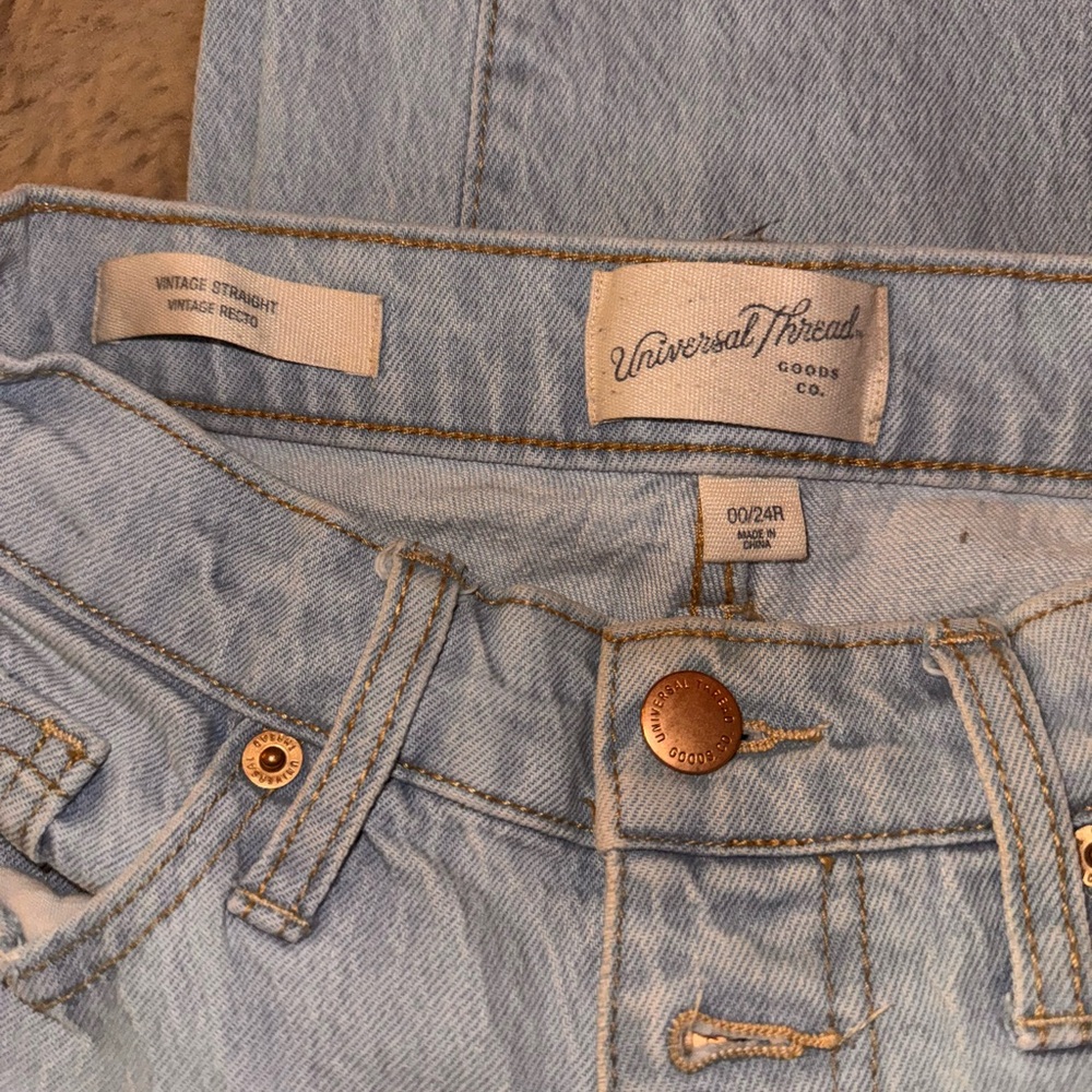 Universal Thread Women's Vintage Straight Light Blue Jeans